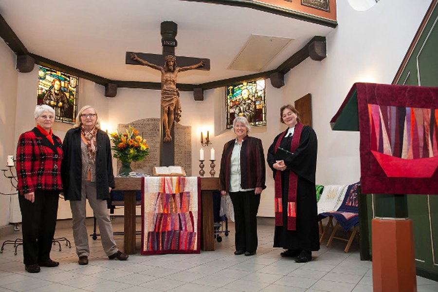 Stellten den selbst entworfenen und genähten Altar- und Kanzelschmuck im Gottesdienst vor (von links nach rechts): Hannelore Reinhard von der Nähgruppe, die Künstlerin Hannelore Rundel, Kirchenvorsteherin Christiane Schott und Pfarrerin Christiane Rauch.