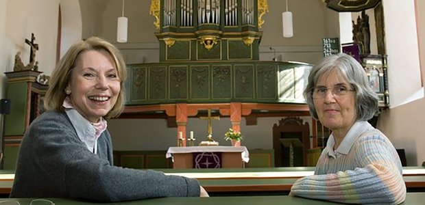 Die Organistinnen Elisabeth Schwarz-Gangel (links) und Ute Reich lieben die alte Orgel in Nieder-Erlenbach: Das Instrument in der evangelischen Dorfkirche stammt aus dem Jahr 1781 und ist die älteste Orgel in ganz Frankfurt. Foto: Ilona Surrey