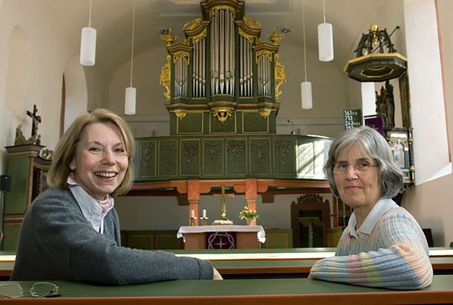 Die Organistinnen Elisabeth Schwarz-Gangel (links) und Ute Reich lieben die alte Orgel in Nieder-Erlenbach: Das Instrument in der evangelischen Dorfkirche stammt aus dem Jahr 1781 und ist die älteste Orgel in ganz Frankfurt. Foto: Ilona Surrey