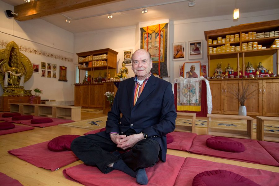 Klaus Jork im Tibethaus in Bockenheim. Der 73 Jahre alte emeritierte Medizin-Professor leitet dort den Fachbereich Heilkunde. Foto: Ilona Surrey