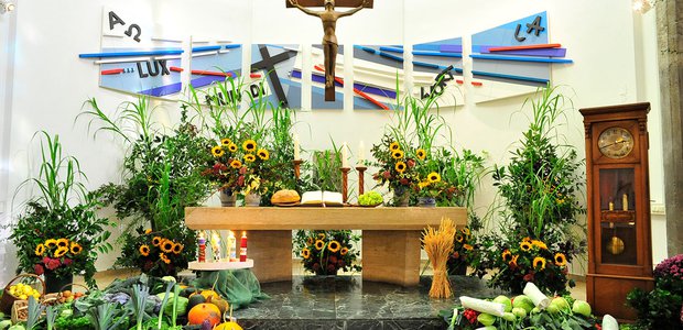 Einen traditionell besonders prächtigen Erntedank-Altar gibt in der Erlöserkirche in Oberrad  |  Foto: Knapp