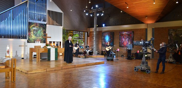 Bischof Heinrich Bedford-Strohm beim Fernsehgottesdienst in der Festeburgkirche