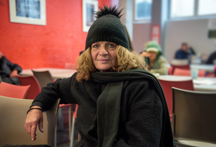 Susann Buße ist das Gesicht der Winterkampagne „Herzschlag der Hoffnung“. Hier sitzt sie an einem Tisch im Tagestreff des Diakoniezentrums WESER5.