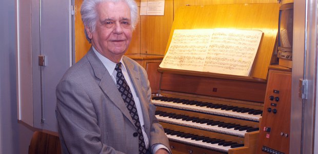 Herbert Manfred Hoffmann an seinem Instrument in der Frankfurter Heiliggeistkirche. Foto: Rolf Oeser
