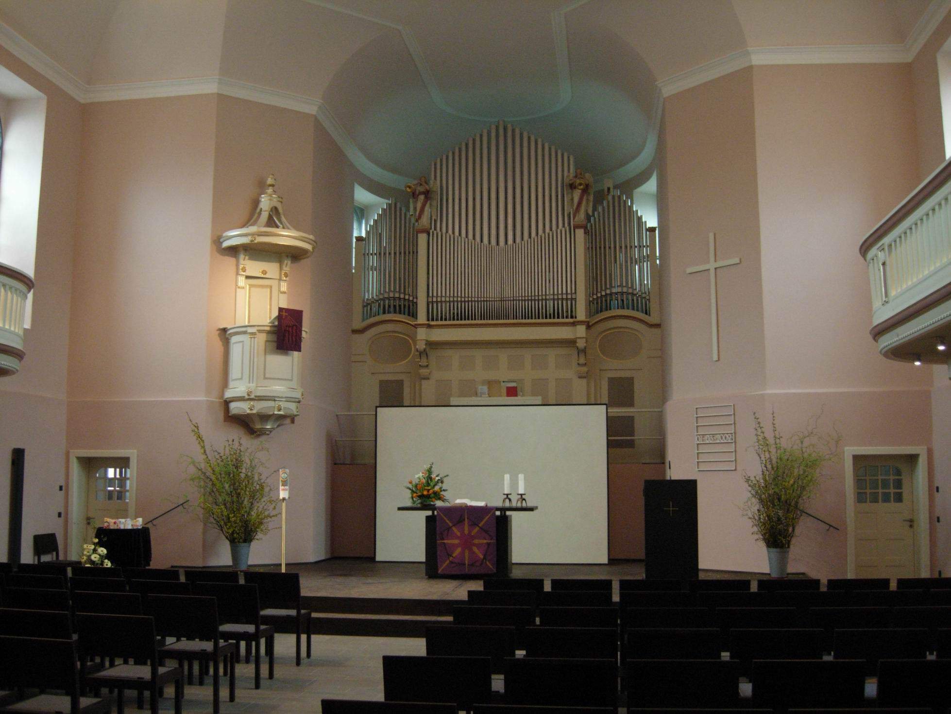 Der renovierte Innenraum der Christuskirche in Frankfurt-Nied.