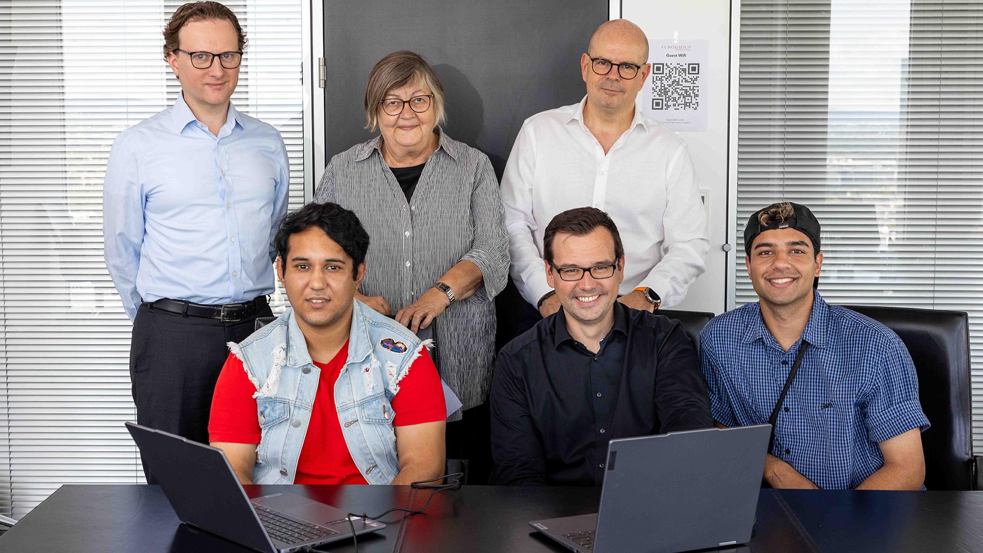 Als Anerkennung für ihre guten schulischen Leistungen erhalten fünf Absolvent:innen des Evangelischen Vereins für Jugendsolzialarbeit Laptops von der Esther-Laun-Stiftung.  |  Foto: Rolf Oeser