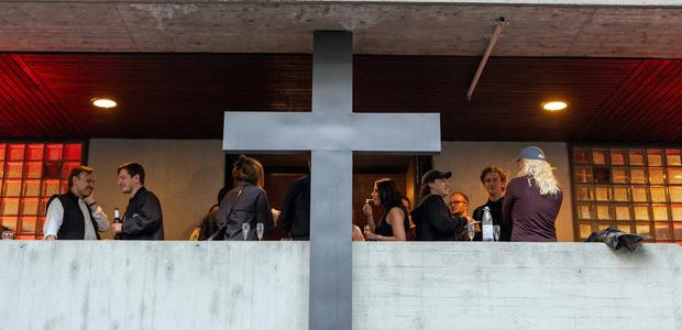 Ein großes Kreuz an der Frontseite macht den Bau als Kirche erkennbar. | Foto: Rolf Oeser