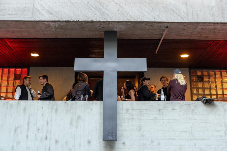 Ein großes Kreuz an der Frontseite macht den Bau als Kirche erkennbar. | Foto: Rolf Oeser