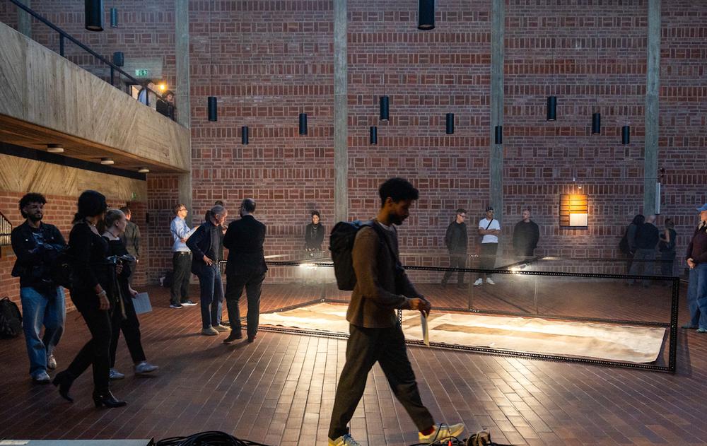 Roter Klinker prägt die Kirche von innen wie von außen. | Foto: Rolf Oeser