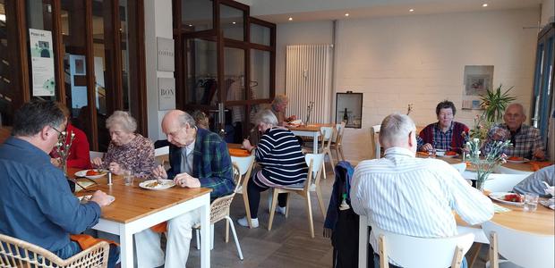 Gäste des Bunten Kochtopfs im Café des Tassilo Sittmann-Hauses beim Essen  |  Foto: Peter Weidemann