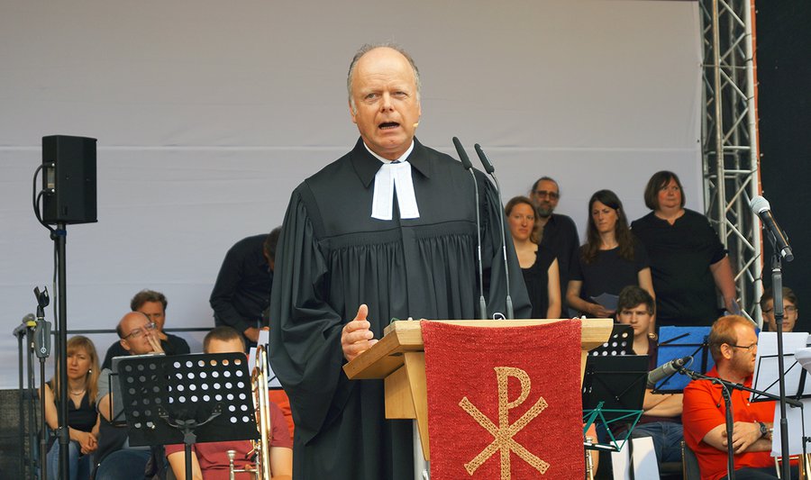 Propst Oliver Albrecht hielt die Predigt am Pfingstmontag auf dem Römerberg