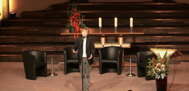 Poetry-Slammer Samuel Kramer bei seiner Performance zum evangelischen Neujahrsempfang. | Screenshot