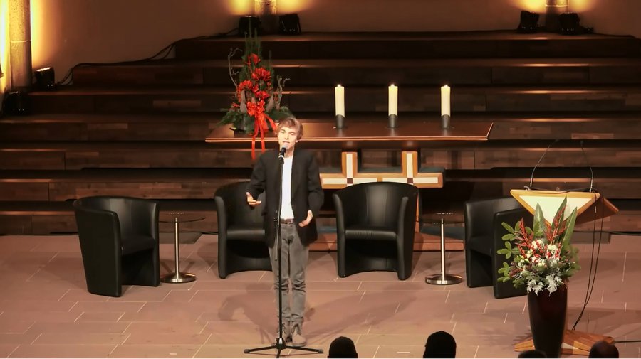 Poetry-Slammer Samuel Kramer bei seiner Performance zum evangelischen Neujahrsempfang. | Screenshot