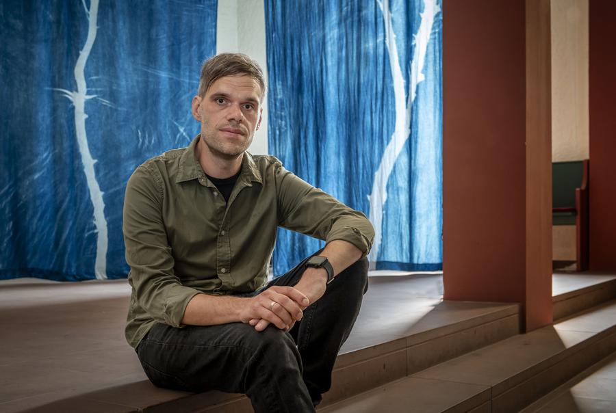 Der Künstler Björn Drenkwitz wollte seine jüngsten Arbeiten zum Klimawandel bewusst zuerst in einer Kirche ausstellen.  |  Foto: Heike Rost