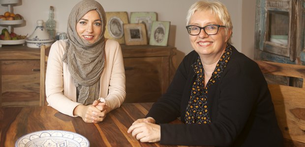 Khola Maryam Hübsch (36, links) ist Germanistin und Publizistin, Antje Schrupp (52) ist Politikwissenschaftlerin und Redakteurin von „Evangelisches Frankfurt“. Foto: Ilona Surrey