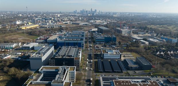 In Frankfurt und Umgebung gibt es bereits über 50 große Rechenzentren, und ihre Zahl wächst rasant. |  Make more Aerials / Shutterstock