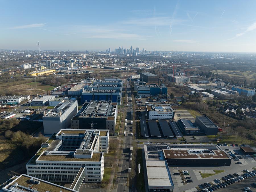 In Frankfurt und Umgebung gibt es bereits über 50 große Rechenzentren, und ihre Zahl wächst rasant. |  Make more Aerials / Shutterstock