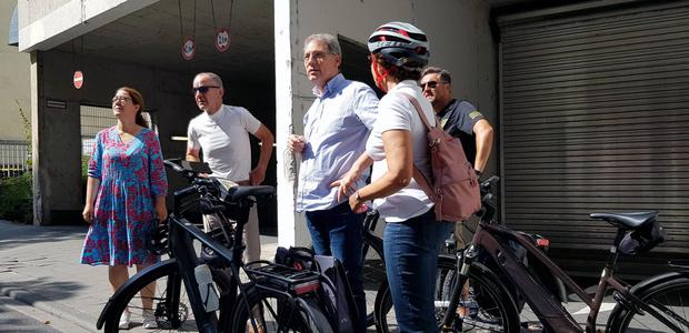 Prodekanin Stefanie Brauer-Noss, Stadtdekan Holger Kamlah, Prodekanin Amina Bruch-Cincar und die Leiter des Evangelischen Regionalverbandes, Markus Eisele und Thomas Speck, unterwegs in Frankfurt und Offenbach.  |  Foto: Peter Weidemann