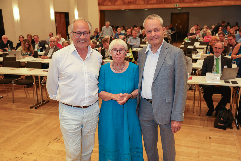 Hartmut Volle (links) sowie Brigitte und Wolf Lüben bei der Verleihung der Spenermedaille auf der Stadtsynode der Evangelischen Kirche in Frankfurt und Offenbach. |