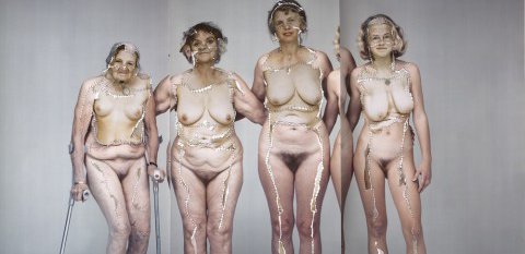 „Transgenerativ“: In dieser Collage mischte die Künstlerin Annegret Soltau die Körper von vier Generationen ihrer Familie: den eigenen, den ihrer Tochter, ihrer Mutter und ihrer Großmutter. Fotos mit frdl. Genehmigung der Künstlerin.