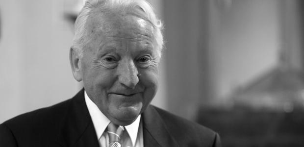 Dr. Otto Triebel im Jahr 2009 bei der Verleihung der Silbernen Ehrennadel der EKHN.