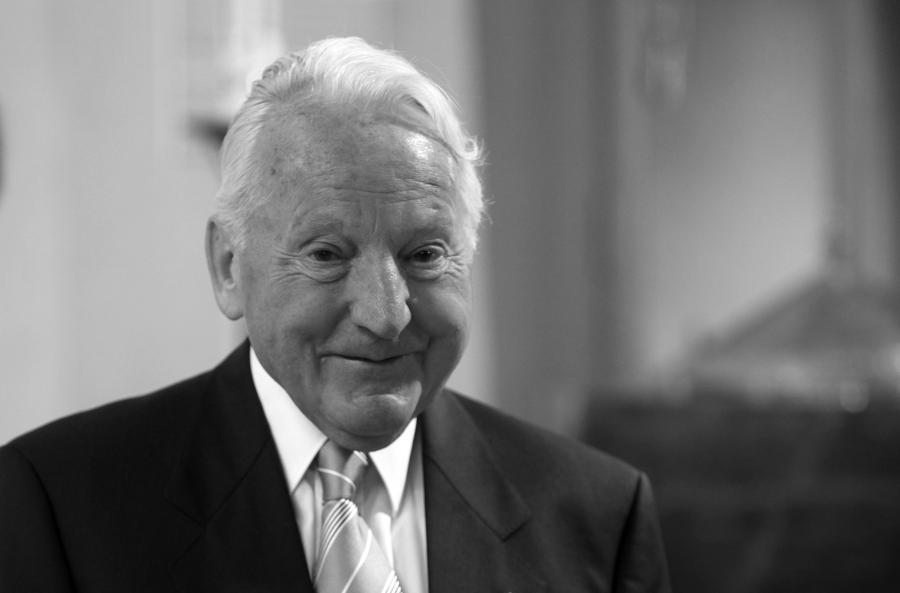 Dr. Otto Triebel im Jahr 2009 bei der Verleihung der Silbernen Ehrennadel der EKHN.