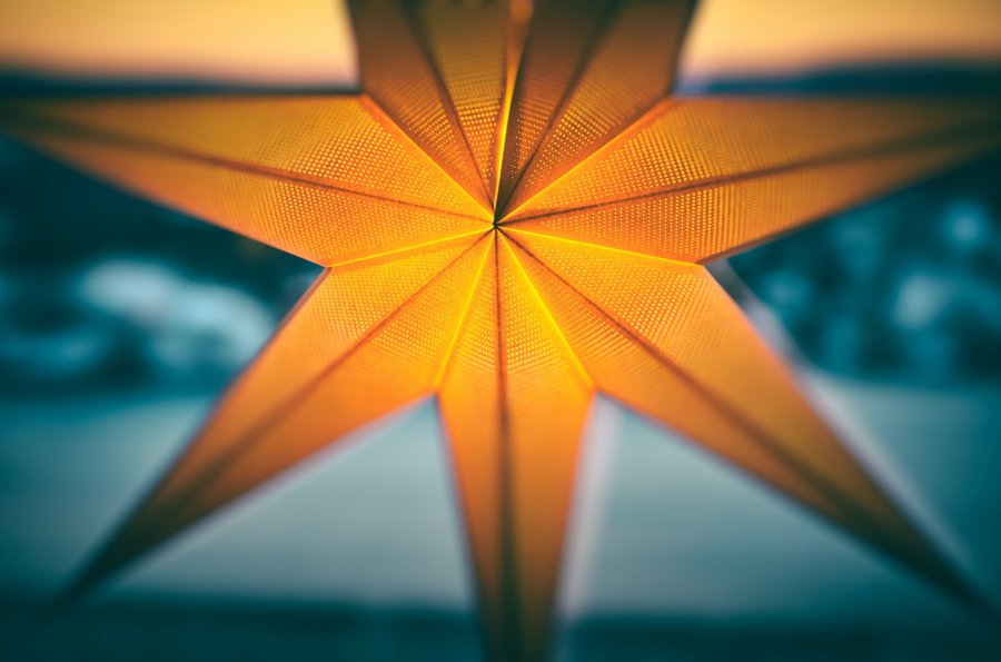 Sterne gehören zum Advent – weil sie in der Dunkelheit leuchten und weil es ein Stern war, der die Weisen aus dem Morgenland zur Krippe geführt haben soll. | Foto: Vidar Nordli Mathisen /unsplash.com
